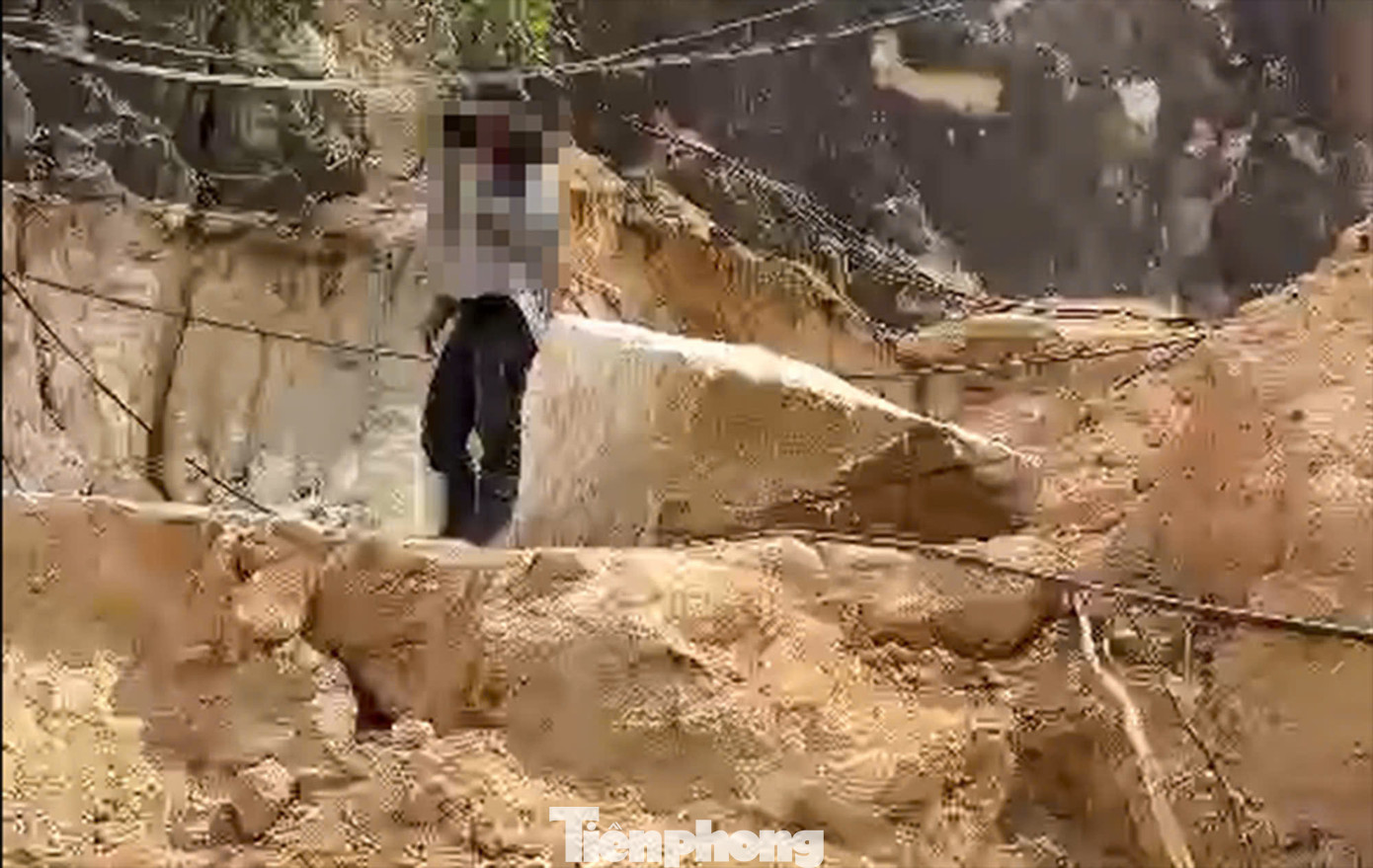 Theo lãnh đạo UBND phường Trần Quang Diệu, các đối tượng khai thác đá trái phép rất manh động. Ảnh: Cắt từ clip Theo lãnh đạo UBND phường Trần Quang Diệu, các đối tượng khai thác đá trái phép rất manh động. Ảnh: Cắt từ clip