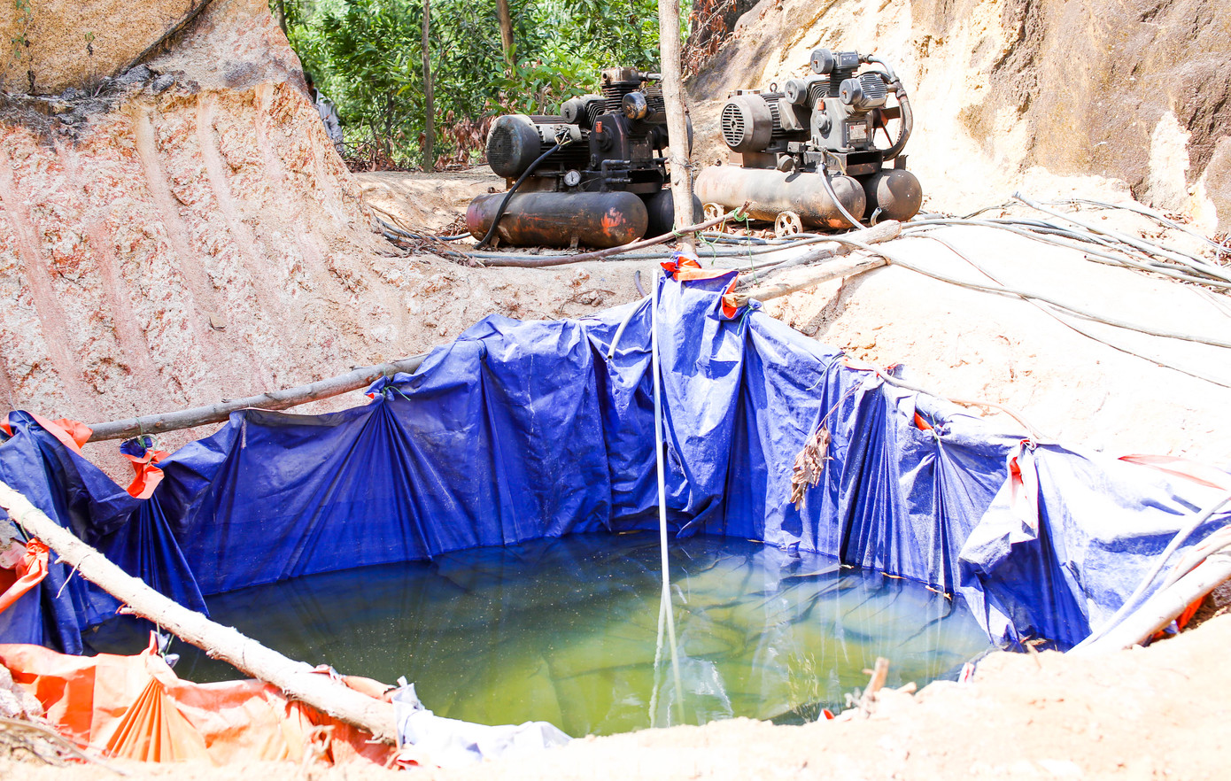 Tại đây, các đối tượng còn tạo một hố chứa nước để phục vụ cho việc cưa xẻ đá. Ảnh: Trương Định Tại đây, các đối tượng còn tạo một hố chứa nước để phục vụ cho việc cưa xẻ đá. Ảnh: Trương Định