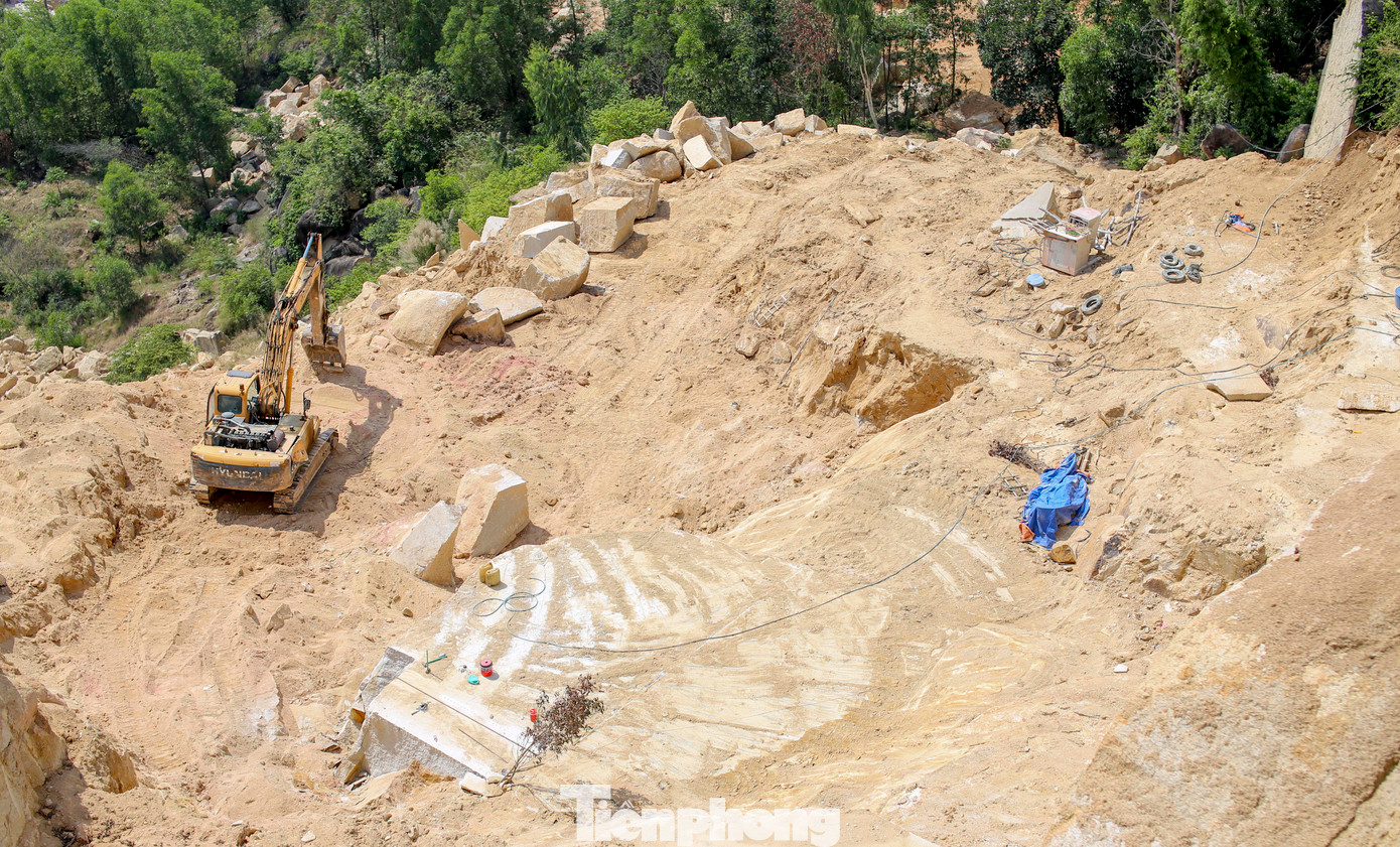 Chiếc máy đào tại hiện trường. Ảnh: Trương Định Chiếc máy đào tại hiện trường. Ảnh: Trương Định