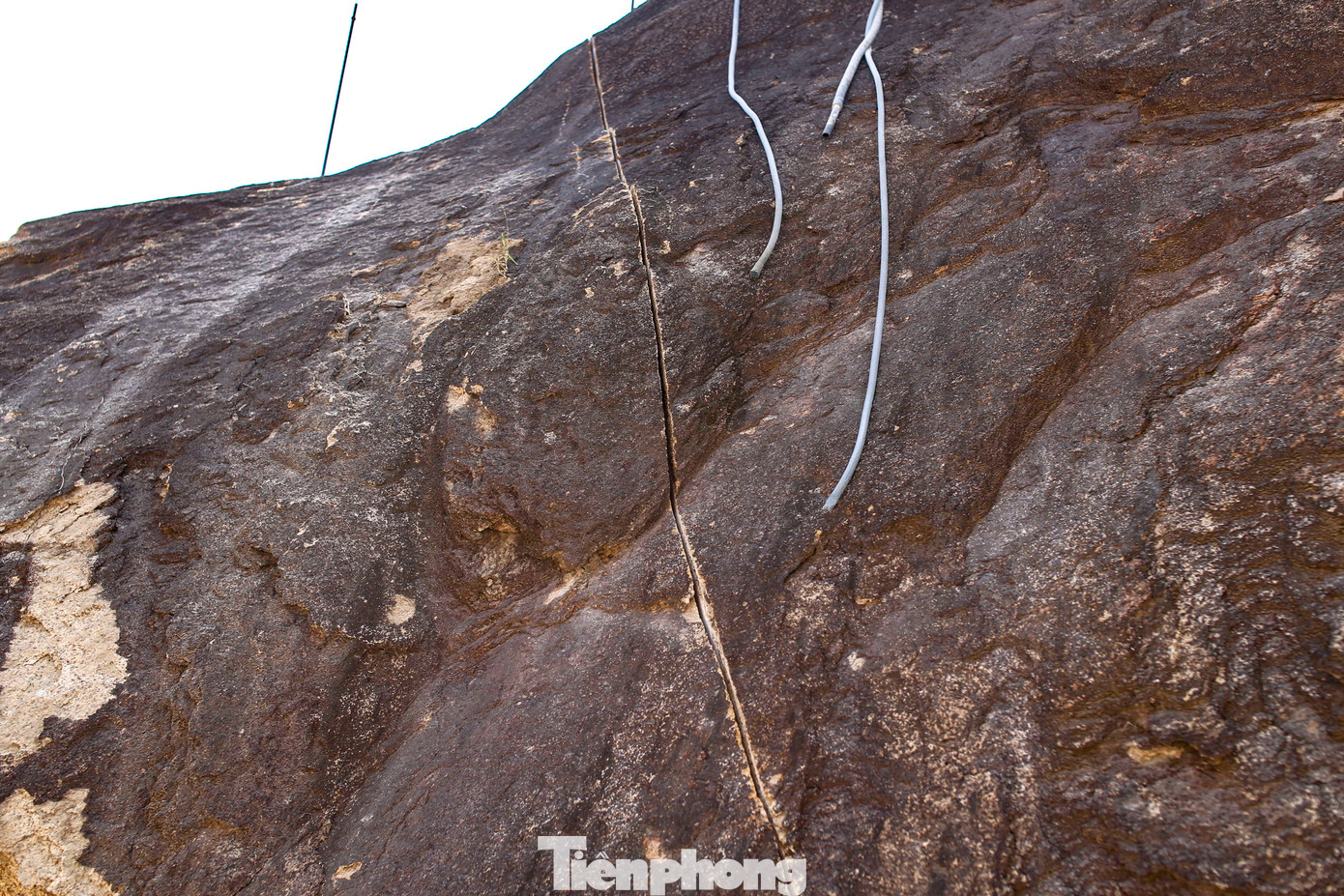 Một tảng đá lớn bị các đối tượng cắt xẻ. Ảnh: Trương Định Một tảng đá lớn bị các đối tượng cắt xẻ. Ảnh: Trương Định