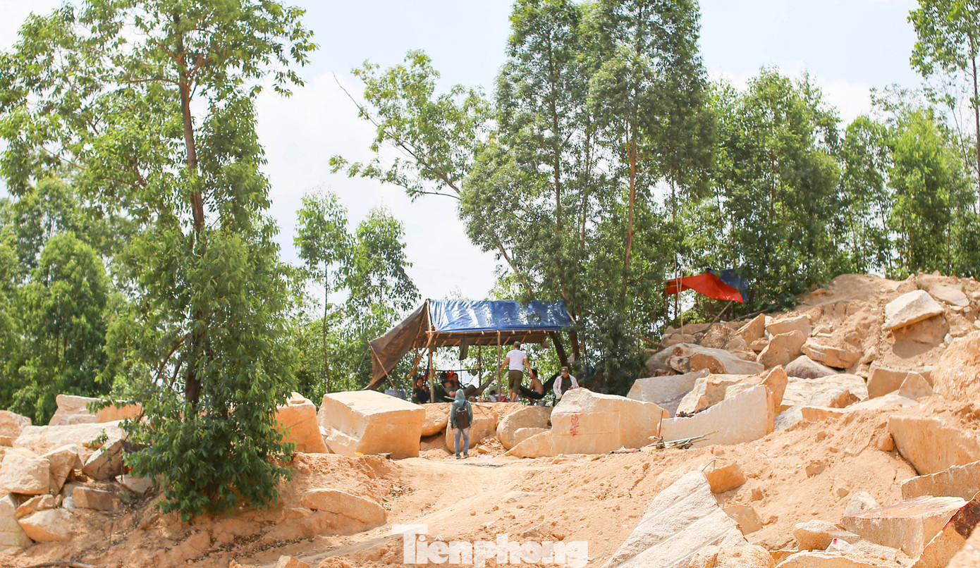 Tại khu vực khai thác đá, nhiều lán trại cũng được nhóm người dựng lên để cảnh giới cũng như làm chỗ nghỉ ngơi. Hiện tại, một lán trại đang được các lực lượng chức năng chọn làm nơi canh giữ để bảo vệ hiện trường. Ảnh: Trương Định Tại khu vực khai thác đá, nhiều lán trại cũng được nhóm người dựng lên để cảnh giới cũng như làm chỗ nghỉ ngơi. Hiện tại, một lán trại đang được các lực lượng chức năng chọn làm nơi canh giữ để bảo vệ hiện trường. Ảnh: Trương Định
