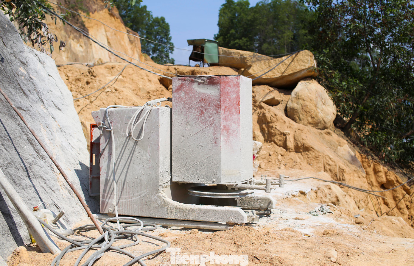 Những thiết bị được vận chuyển lên để phục vụ cho việc khai thác đá trái phép. Ảnh: Trương Định Những thiết bị được vận chuyển lên để phục vụ cho việc khai thác đá trái phép. Ảnh: Trương Định