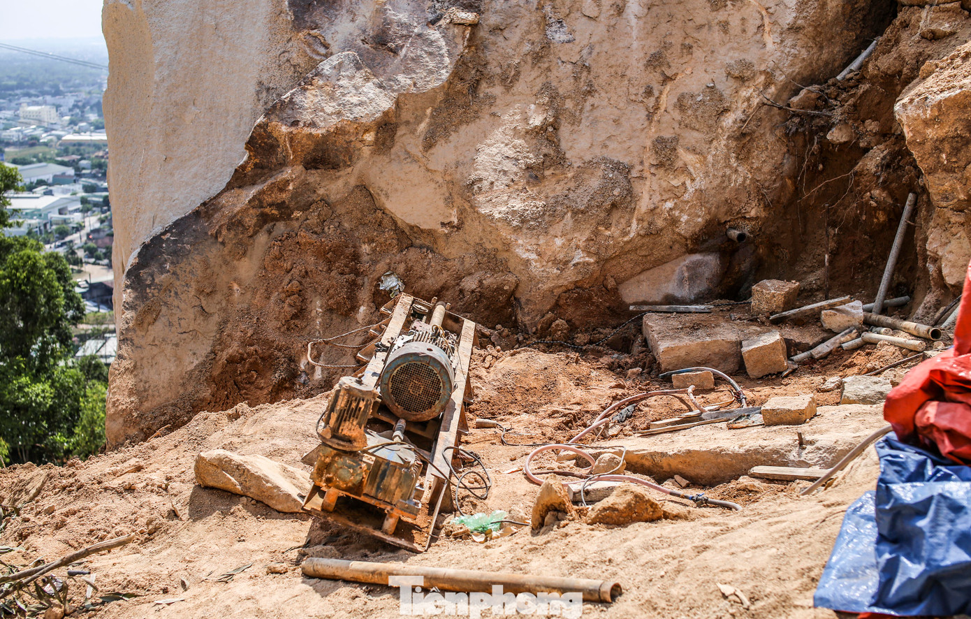 Nhiều thiết bị khai thác đá trái phép ở hiện trường. Ảnh: Trương Định Nhiều thiết bị khai thác đá trái phép ở hiện trường. Ảnh: Trương Định