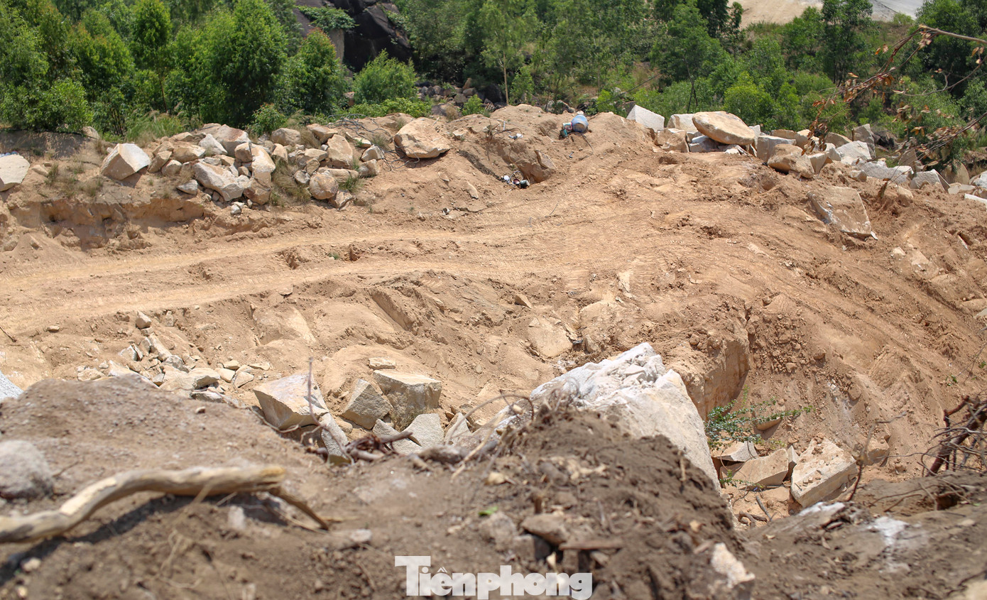 Con đường được các đối tượng mở lên khu vực núi Hòn Chà để khai thác đá trái phép. Ảnh: Trương Định Con đường được các đối tượng mở lên khu vực núi Hòn Chà để khai thác đá trái phép. Ảnh: Trương Định