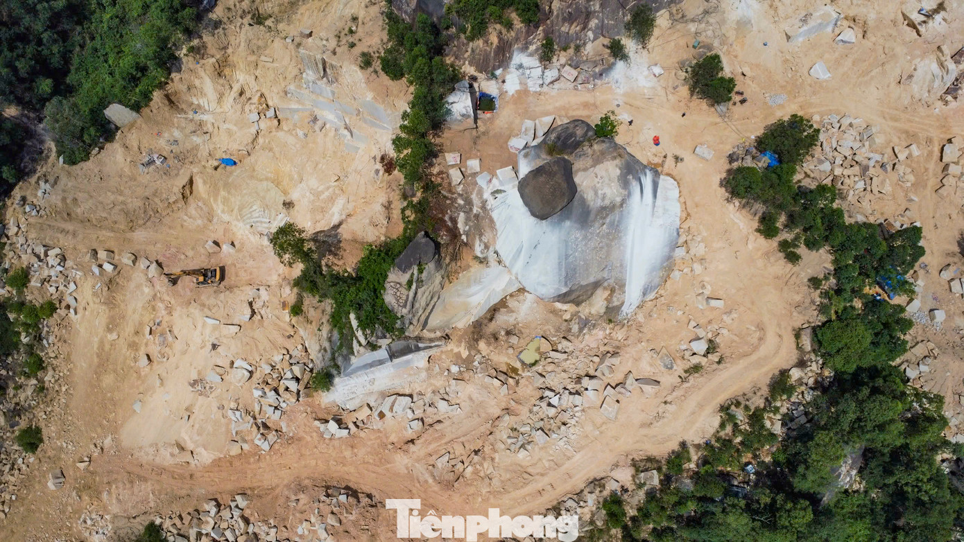 Qua ghi nhận, khu vực khai thác đá trái phép như một "đại công trường". Hiện trường để lại nhiều thiết bị phục vụ cho việc khai thác đá, những khối đá lớn được cưa xẻ chất thành đống chuẩn bị tẩu tán ra ngoài. Ảnh: Trương Định Qua ghi nhận, khu vực khai thác đá trái phép như một "đại công trường". Hiện trường để lại nhiều thiết bị phục vụ cho việc khai thác đá, những khối đá lớn được cưa xẻ chất thành đống chuẩn bị tẩu tán ra ngoài. Ảnh: Trương Định