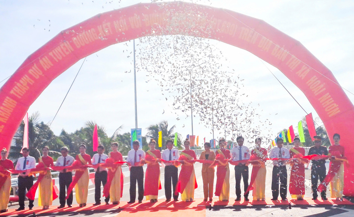 Cắt băng khánh thành dự án xây dựng tuyến đường ĐT.639. Ảnh: Trương Định Cắt băng khánh thành dự án xây dựng tuyến đường ĐT.639. Ảnh: Trương Định