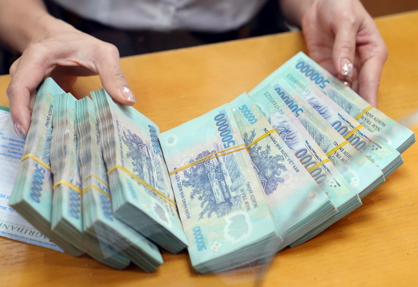 Không đồng ý cách chia tiền của cha, người con giật tiền bỏ đi. Ảnh minh họa