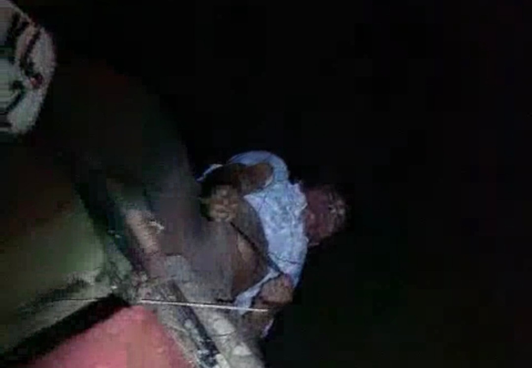 Người đàn ông té ngã, treo lơ lửng trên thành cầu.