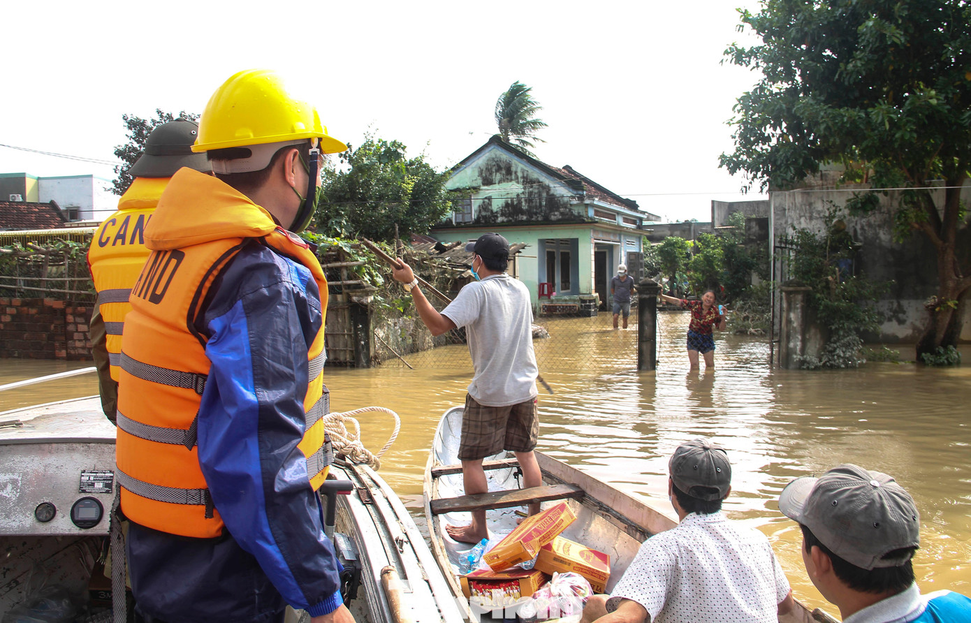 Đưa lương thực ra hỗ trợ người dân bị nước lũ cô lập ở xã Phước Nghĩa. Ảnh: Trương Định Đưa lương thực ra hỗ trợ người dân bị nước lũ cô lập ở xã Phước Nghĩa. Ảnh: Trương Định