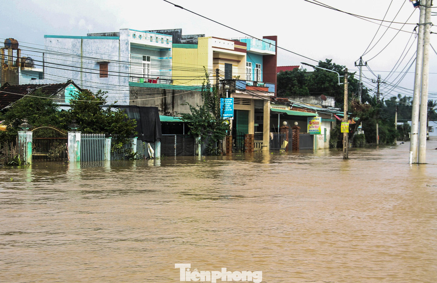 Một số khu dân cư ở huyện Tuy Phước vẫn còn ngập trong nước lũ. Ảnh: Trương Định Một số khu dân cư ở huyện Tuy Phước vẫn còn ngập trong nước lũ. Ảnh: Trương Định