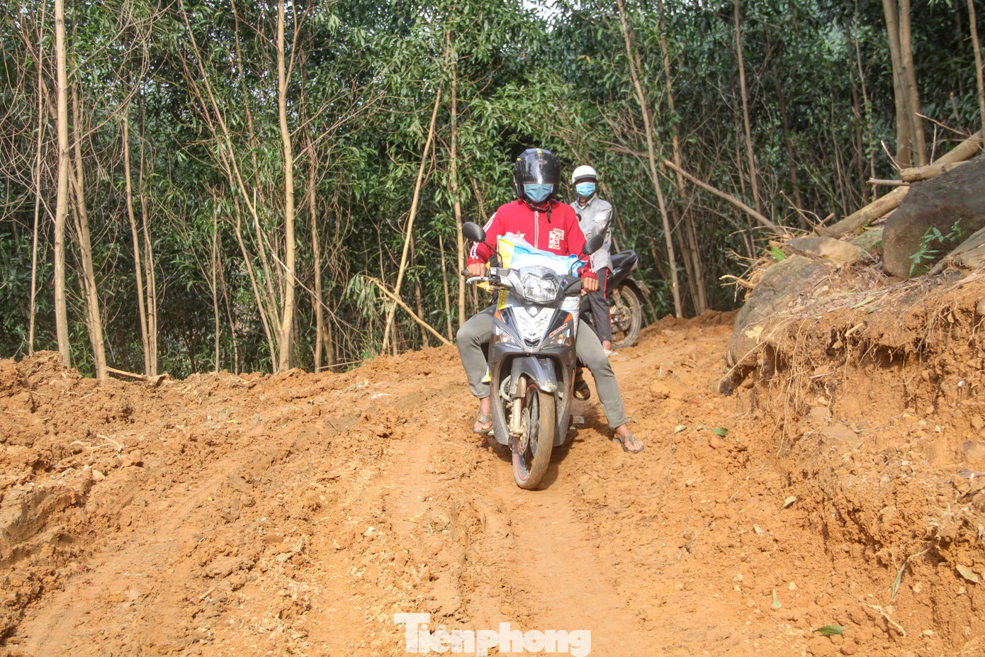 Giao thông qua khu vực gặp rất nhiều khó khăn. Ảnh: Trương Định