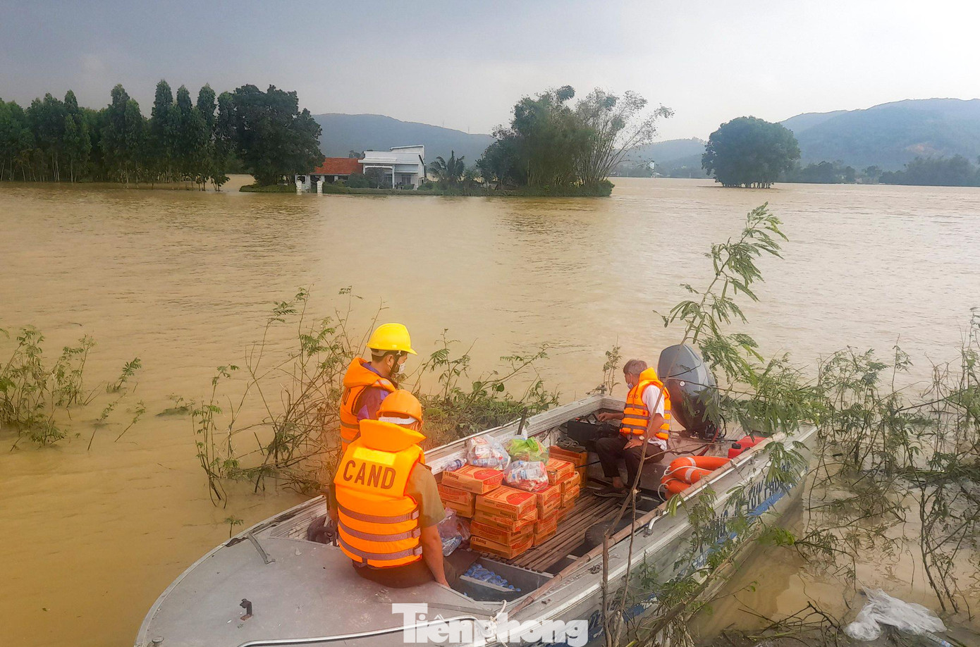 Công an huyện Tuy Phước dùng ca nô để hỗ trợ lương thực cho người dân bị nước lũ cô lập. Ảnh: Trương Định Công an huyện Tuy Phước dùng ca nô để hỗ trợ lương thực cho người dân bị nước lũ cô lập. Ảnh: Trương Định