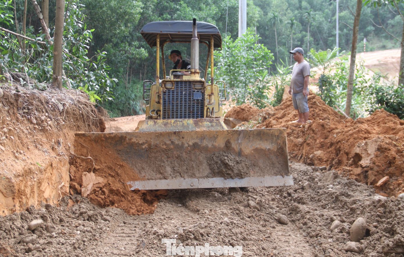 Huy động phương tiện để khắc phục sạt lở. Ảnh: Trương Định