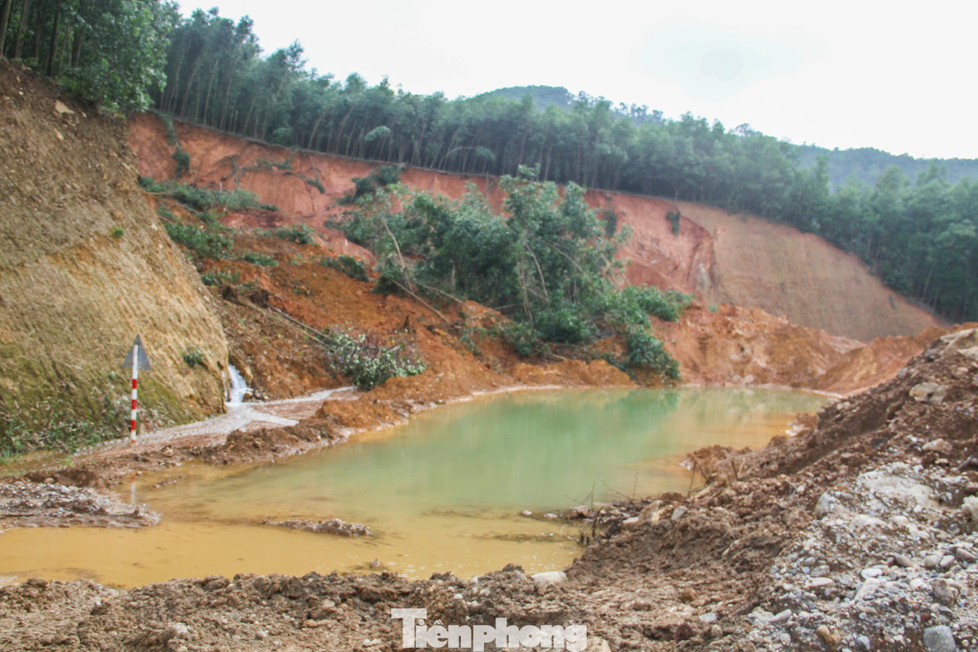 Tuyến đường từ xã An Trung đi An Vinh bị sạt lở nghiêm trọng. Ảnh: Trương Định