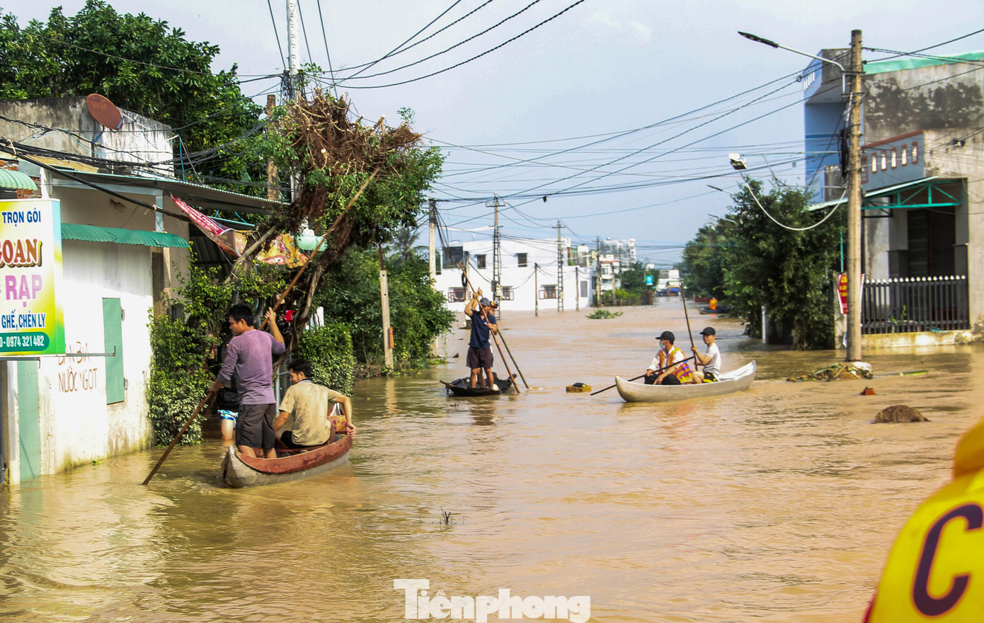 Sáng 1/12, nước lũ ở xã Phước Nghĩa vẫn còn ở mức cao, người dân phải dùng ghe để di chuyển. Ảnh: Trương Định Sáng 1/12, nước lũ ở xã Phước Nghĩa vẫn còn ở mức cao, người dân phải dùng ghe để di chuyển. Ảnh: Trương Định