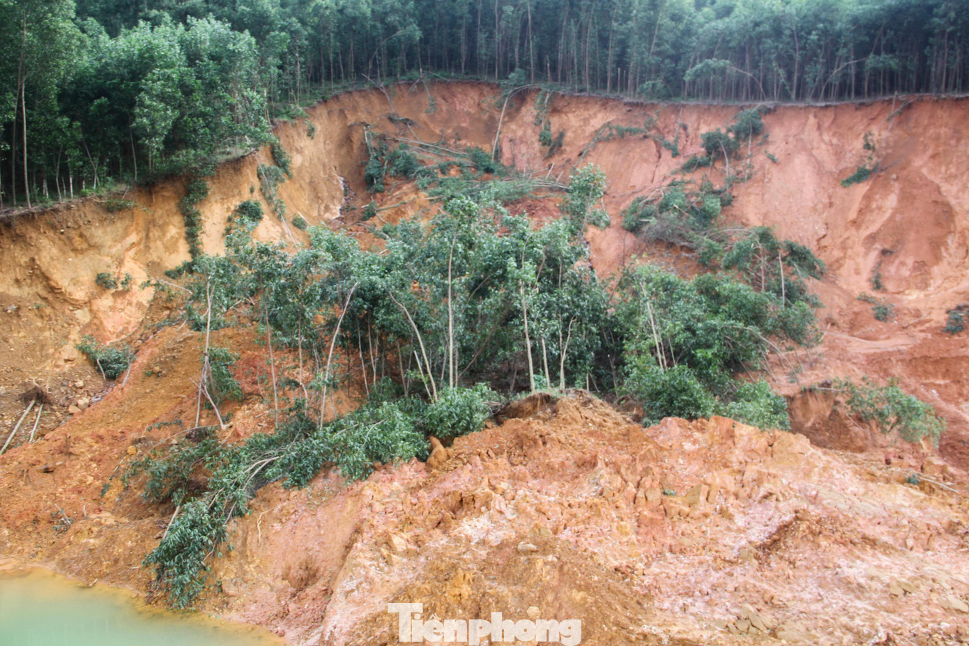 Sạt lở nghiêm trọng trên tuyến đường từ An Trung đi An Vinh. Ảnh: Trương Định