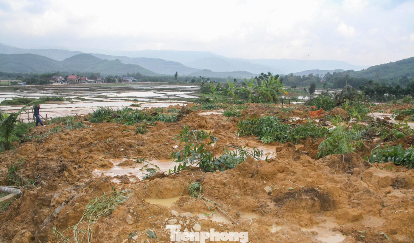 Đất đá đổ xuống cánh đồng khiến người dân không sản xuất được. Ảnh: Trương Định