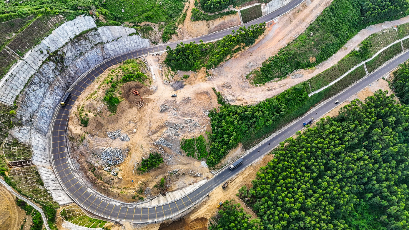 Những khúc cua qua đèo được uốn nắn trở nên mềm mại hơn.