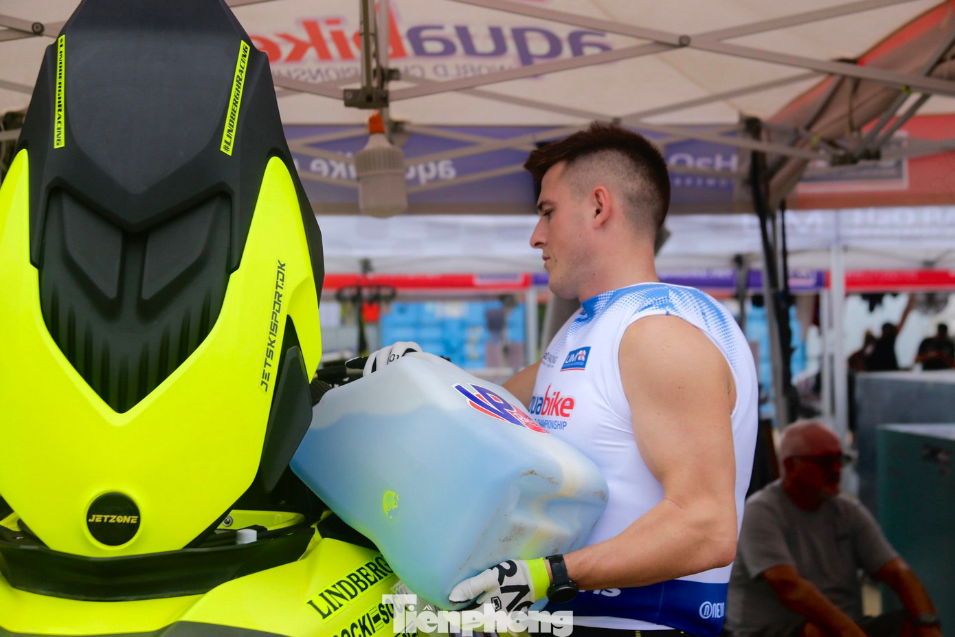 VĐV các nước đang kiểm tra phương tiện và nạp nhiên liệu cho thiết bị đua.