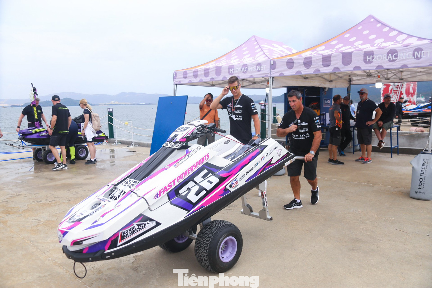 Nữ VĐV Emma-Nellie (Thụy Điển) cho biết, cảnh quan nơi đây khiến cô vô cùng ngạc nhiên. Thời tiết mưa, có gió tuy nhiên sẽ khiến cuộc đua thêm thú vị, các tay đua sẽ tranh tài khốc liệt hơn và chắc chắn sẽ có những màn trình diễn mãn nhãn, đẳng cấp cho người xem.