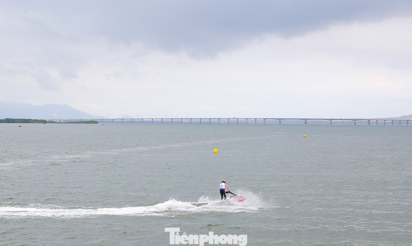 Các VĐV khảo sát đường đua.