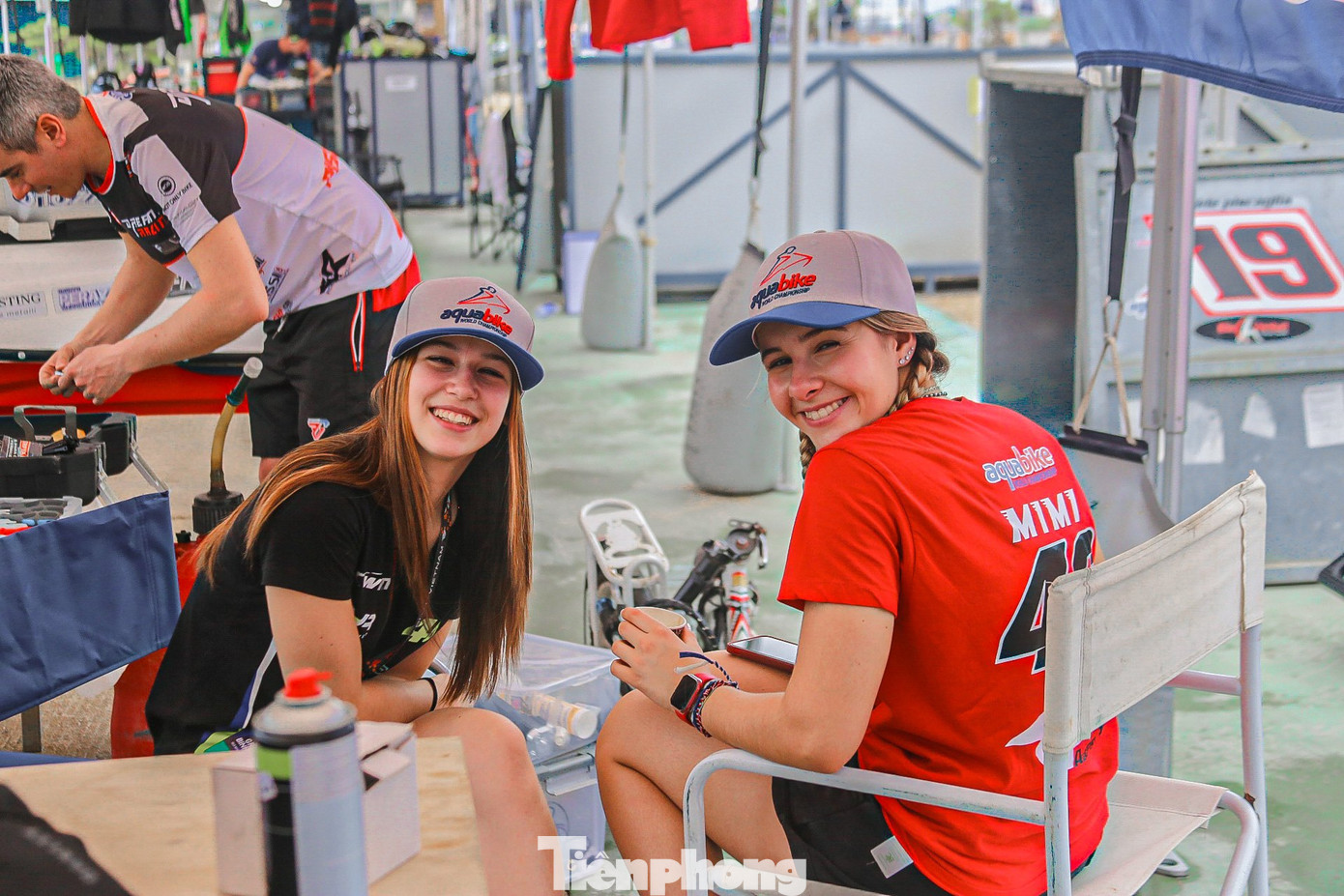 Những thành viên của đội đua đến từ Ý đang hào hứng cho cuộc đua vào ngày mai.