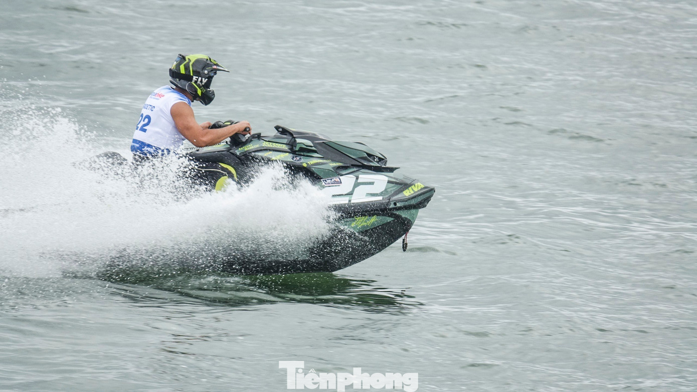 Các VĐV khảo sát đường đua, hứa hẹn sẽ có những màn trình diễn hấp dẫn.