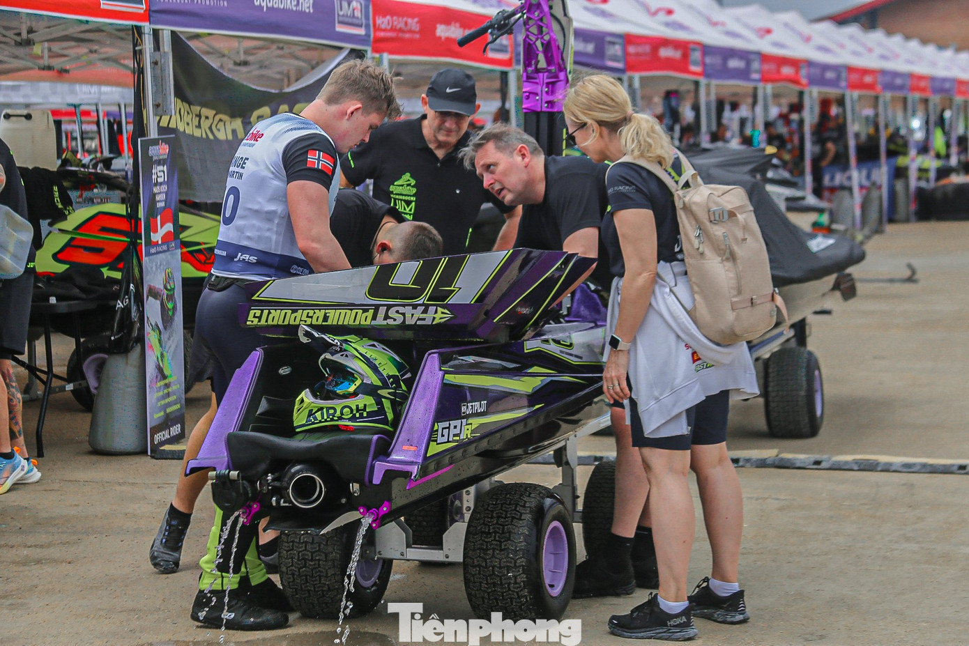 Là tay đua kì cựu của bộ môn thể thao mô tô nước, VĐV Piscaglia Daniele đến từ Ý nói rằng, rất vui và hào hứng khi đây là lần đầu tiên đến một đất nước xa xôi để thi đấu. Cùng với các thành viên trong nhóm, đội đua hứa hẹn sẽ mang đến một trải nghiệm đầy thú vị và những màn trình diễn hấp dẫn, mãn nhãn cho khán giả. Piscaglia Daniele hi vọng sẽ dành chiến thắng trong cuộc đua.