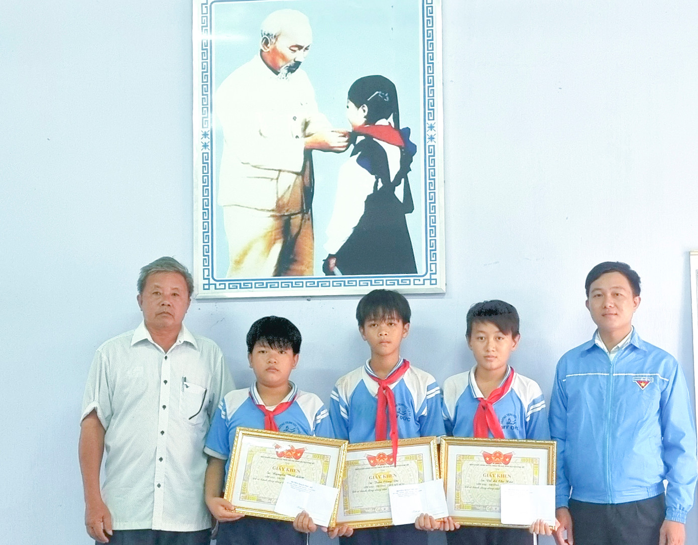 Khen 3 học sinh dũng cảm cứu người bị đuối nước. Ảnh: T.P