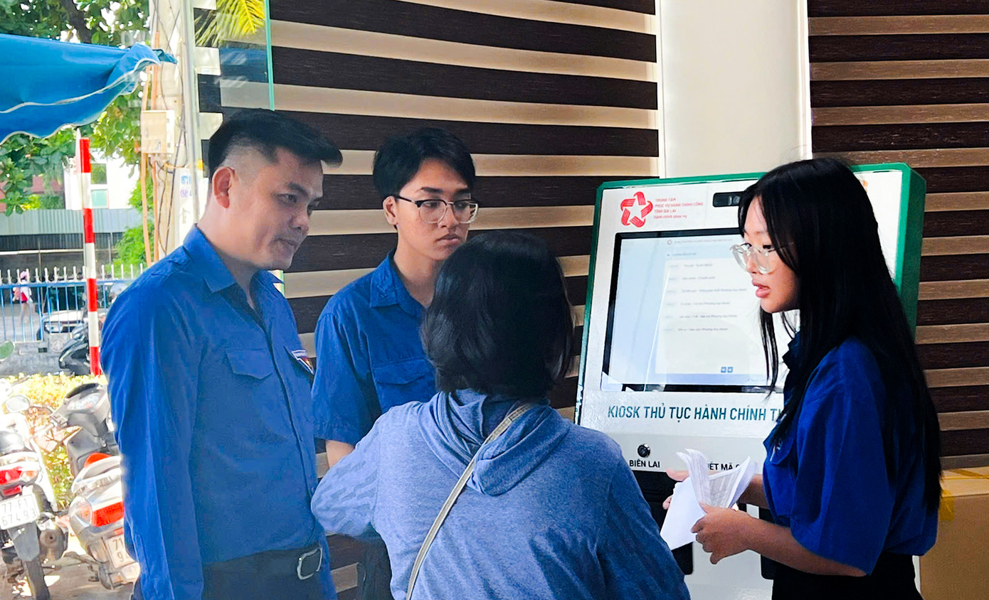 Anh Phạm Hồng Hiệp - Phó Chủ tịch Ủy ban MTTQ Việt Nam tỉnh, Bí thư Tỉnh Đoàn Gia Lai (bên trái) kiểm tra việc ra quân hỗ trợ của các đội thanh niên.