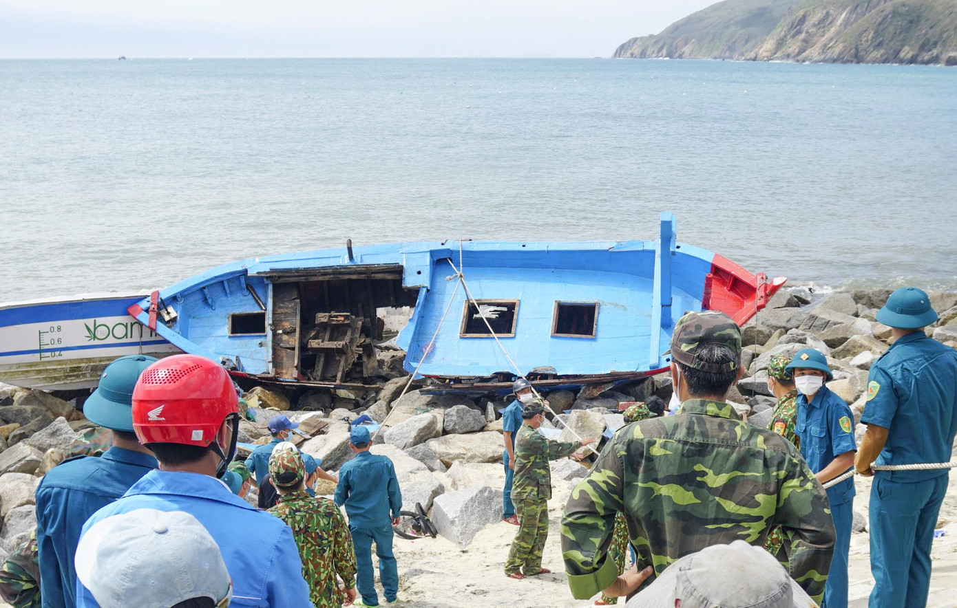 Trước đó, như Tiền Phong đưa tin, khoảng 8h30 sáng 31/3, do sóng lớn liên tục xuất hiện và đánh thẳng vào bờ khiến nhiều tàu thuyền của bà con ngư dân ở xã Nhơn Lý đang neo đậu gần bờ bị sóng đánh chìm. Trước đó, như Tiền Phong đưa tin, khoảng 8h30 sáng 31/3, do sóng lớn liên tục xuất hiện và đánh thẳng vào bờ khiến nhiều tàu thuyền của bà con ngư dân ở xã Nhơn Lý đang neo đậu gần bờ bị sóng đánh chìm.