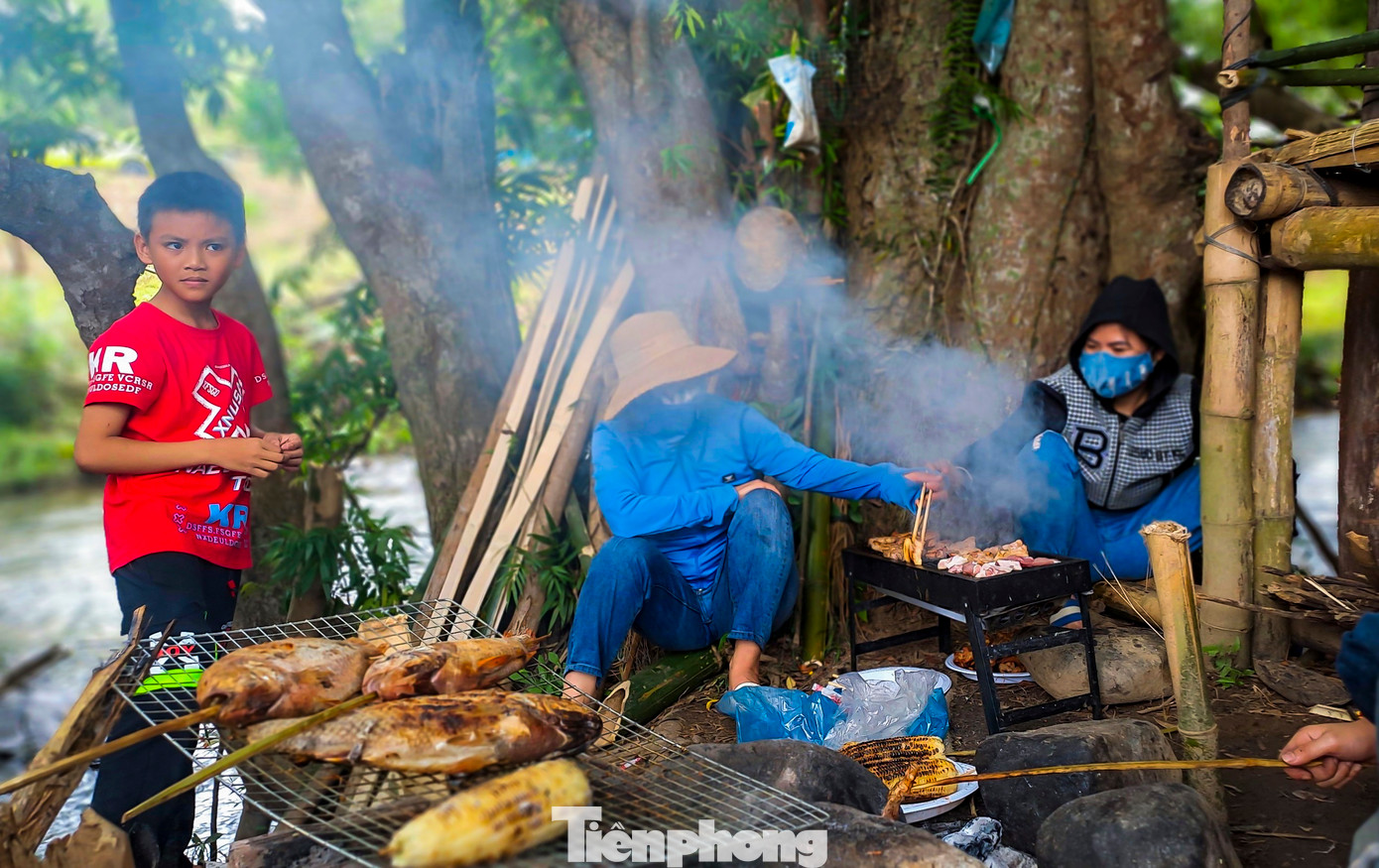 Hiện tại, nhằm góp phần tạo sinh kế cho người dân trong làng, địa phương hướng dẫn xây dựng một số chòi để phục vụ việc ăn uống, cũng như các dịch vụ tại đây cho du khách đến tham quan du lịch. Huyện, xã cũng tăng quản lý mua bán, giá cả cũng như vệ sinh tại đây. Ảnh: Trương Định