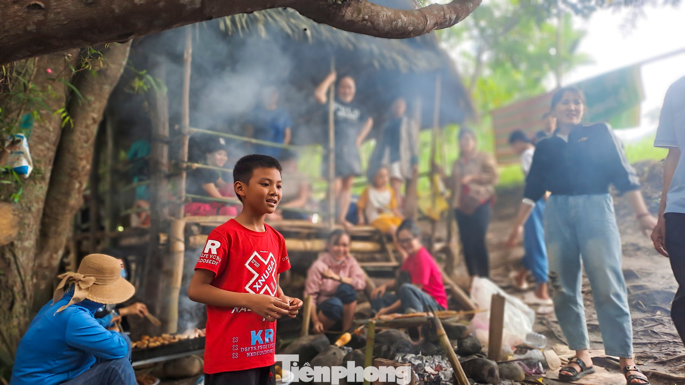 Theo lãnh đạo UBND xã Vĩnh Hiệp (huyện Vĩnh Thạnh), dọc hai bên suối Tà Má có rất nhiều cây trang rừng nở hoa, tạo nên khung cảnh tuyệt đẹp thu hút rất nhiều du khách. Địa phương đã đề xuất trình UBND huyện với mong muốn quy hoạch phát triển nơi đây trở thành điểm du lịch cộng đồng trong thời gian tới, nhằm thúc đẩy phát triển KT-XH của địa phương. Ảnh: Trương Định