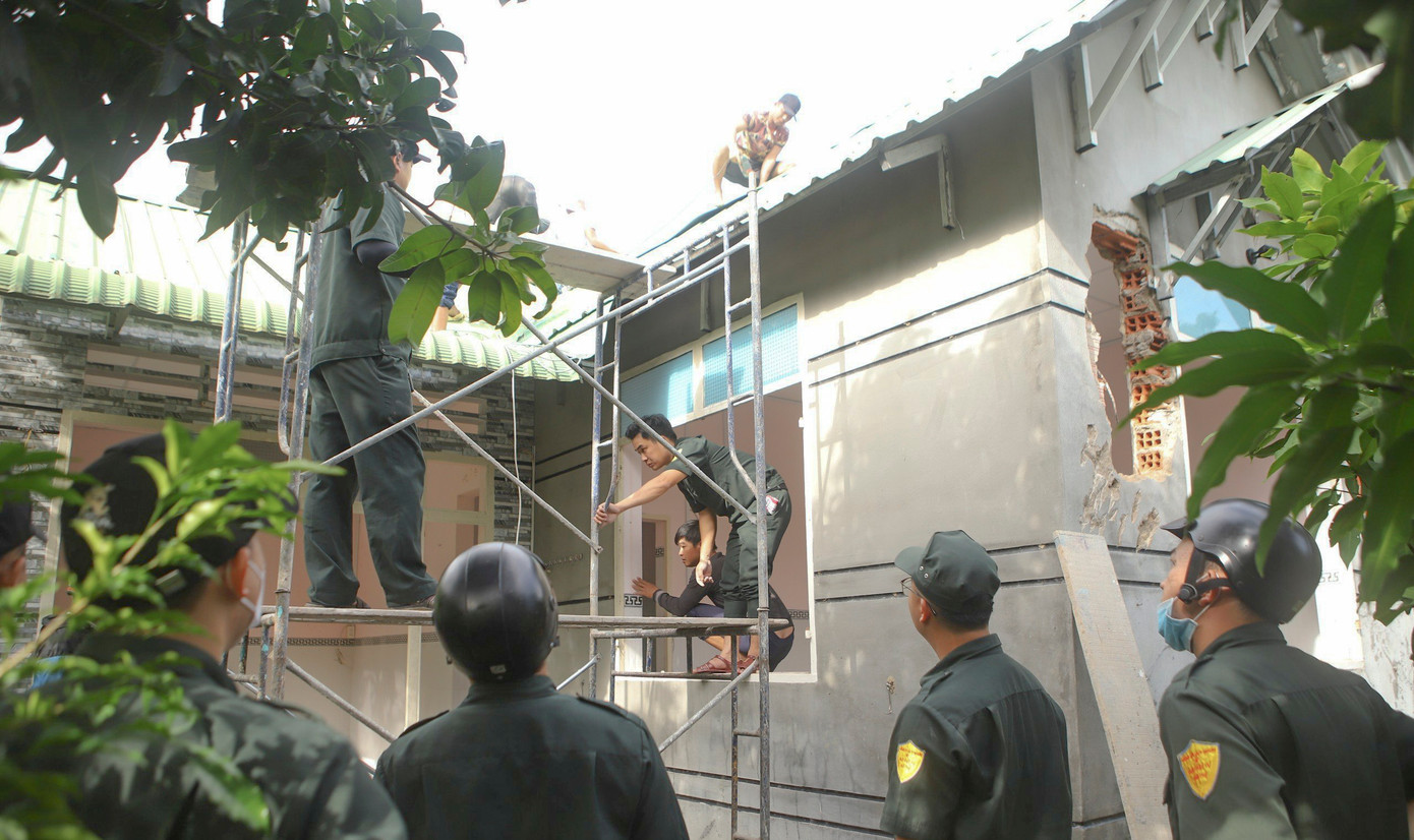 Lực lượng chức năng tiến hành tháo dỡ công trình vi phạm.