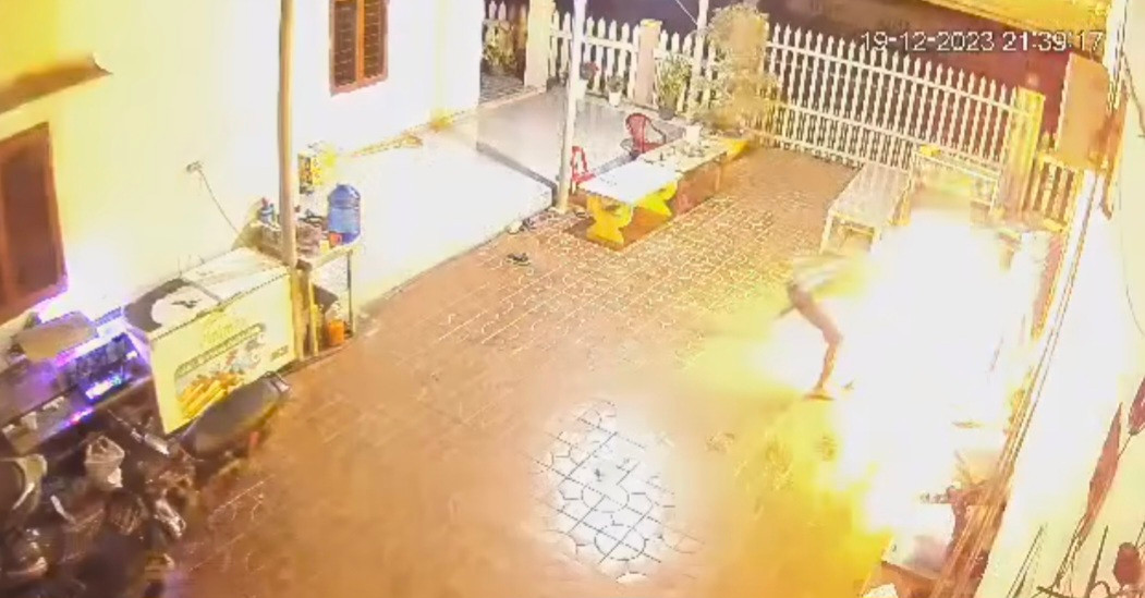 ... sau đó bật quẹt gas đốt. (Ảnh: Cắt từ clip)