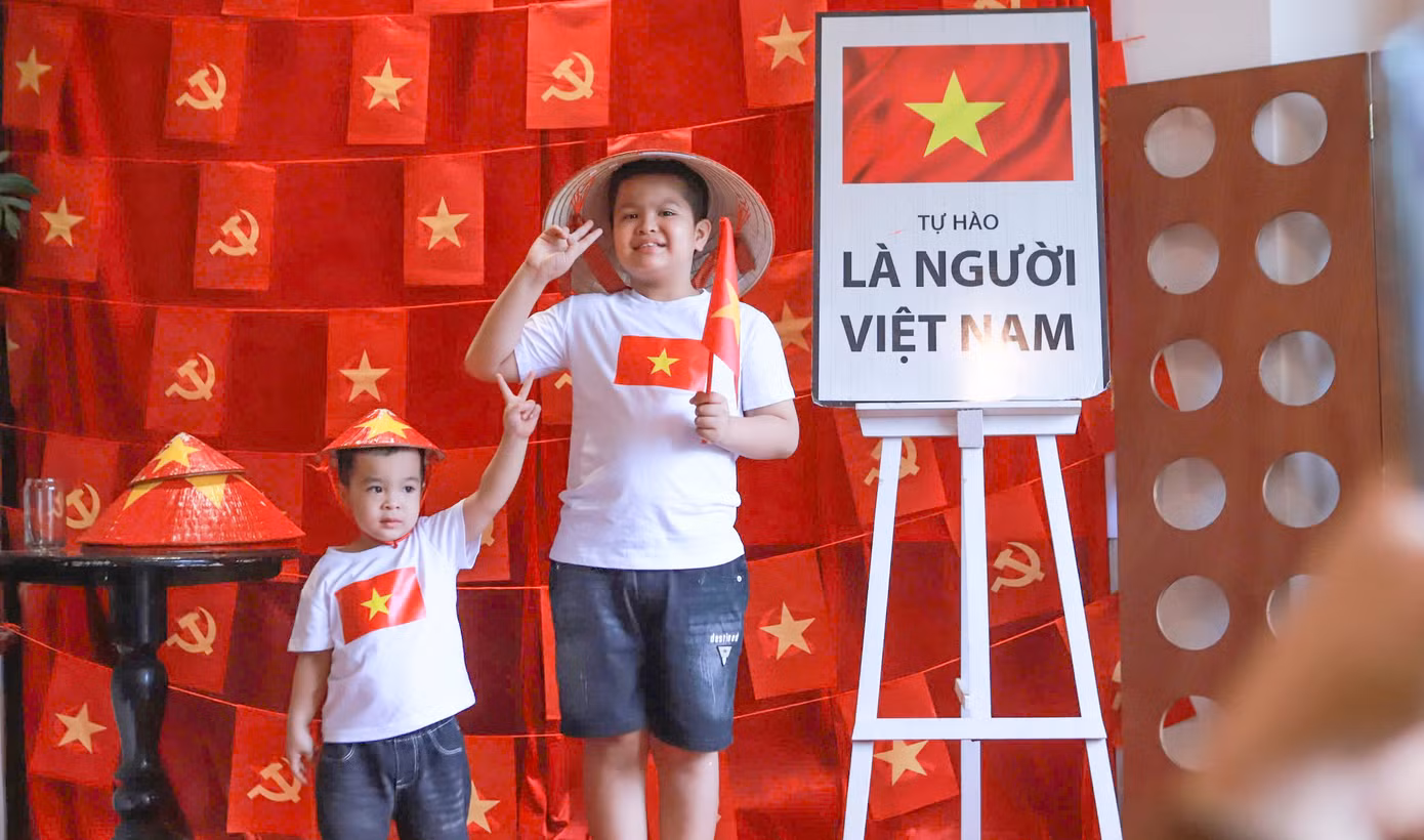 Hòa cùng không khí trong ngày đại lễ, nhiều cặp vợ chồng cũng đưa các con ra phố chụp ảnh ký niệm.
