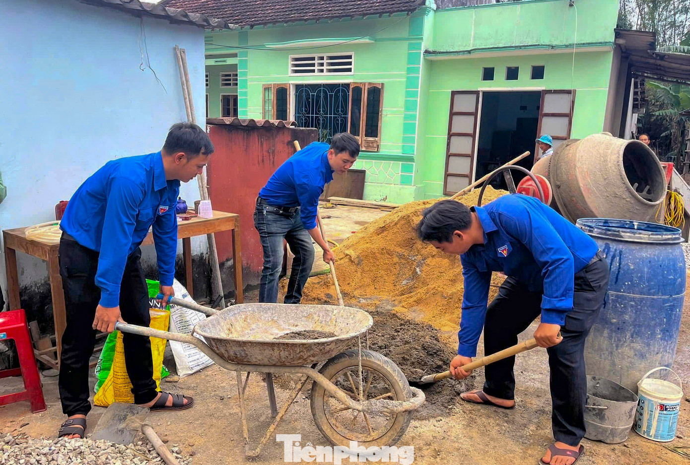 Theo lãnh đạo tỉnh Bình Định, những năm qua chủ trương của tỉnh là cùng với phát triển kinh tế phải quan tâm tới an sinh xã hội. Đặc biệt là việc hỗ trợ, cải thiện nhà ở cho hộ nghèo, cận nghèo và gia đình chính sách. Từ năm 2019, địa phương đã phát động phong trào xây dựng, hỗ trợ. Đến nay, đã xây dựng trên 5.300 căn nhà cho hộ nghèo, cận nghèo. Đối với gia đình chính sách, thời gian qua tỉnh đã xây dựng trên 4.000 căn.
