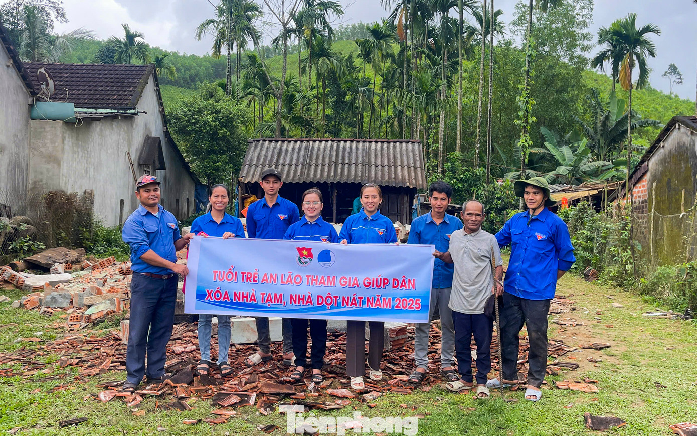 Tuổi trẻ huyện miền núi An Lão tham gia giúp người dân xóa nhà tạm, nhà dột nát.