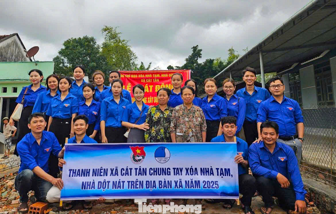 Theo UBND tỉnh Bình Định, qua rà soát, hiện toàn tỉnh còn 4.442 hộ nghèo, hộ cận nghèo, hộ mới thoát nghèo, hộ chính sách người có công và thân nhân liệt sĩ có nhà tạm, nhà dột nát. Địa phương huy động cả hệ thống chính trị tham gia, huy động mọi nguồn lực để xây dựng, phấn đấu trong năm 2025 sẽ hoàn thành xóa nhà tạm, dột nát.