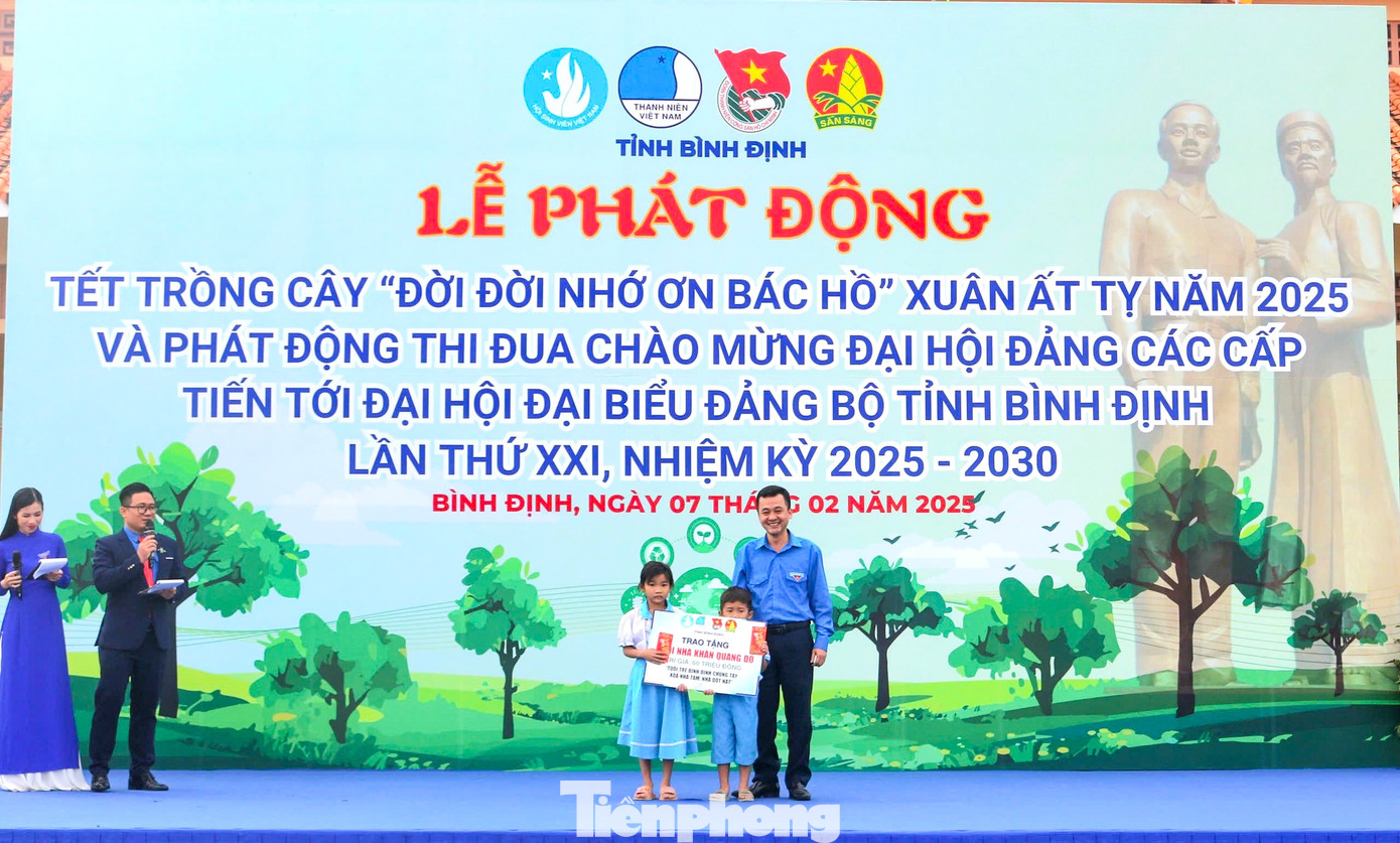 Tại lễ phát động chương trình Tết Trồng cây &quot;Đời đời nhớ ơn Bác Hồ&quot; xuân Ất Tỵ năm 2025, Tỉnh Đoàn Bình Định trao tặng ngôi nhà &apos;Khăn quàng đỏ&apos; trị giá 60 triệu đồng cho em T.N.L.O và T.N (xã Tây Giang, huyện Tây Sơn) - con của vợ chồng nghèo lật xuồng chết đuối hồi đầu năm 2025.