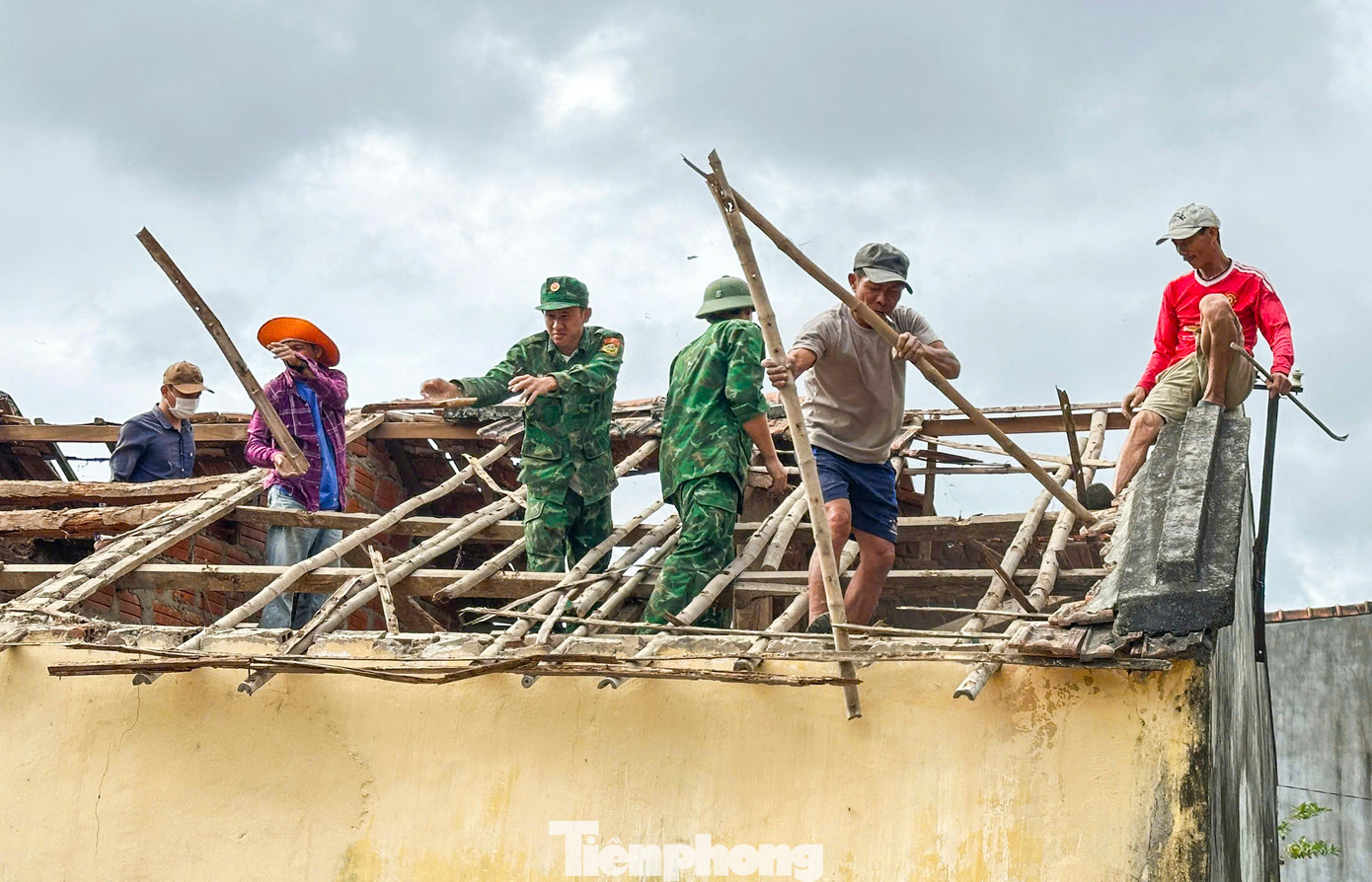 Bình Định huy động sức mạnh tổng lực của cả hệ thống chính trị tham gia xóa nhà tạm, nhà dột nát trên địa bàn. Thực hiện kế hoạch, trong năm 2025, số hộ nêu trên sẽ được tỉnh hỗ trợ. Trong đó, xây mới 2.731 hộ với mức hỗ trợ 60 triệu đồng/hộ, sửa chữa 1.711 hộ (mức hỗ trợ 30 triệu đồng/hộ). Tổng kinh phí hỗ trợ hơn 215 tỷ đồng.