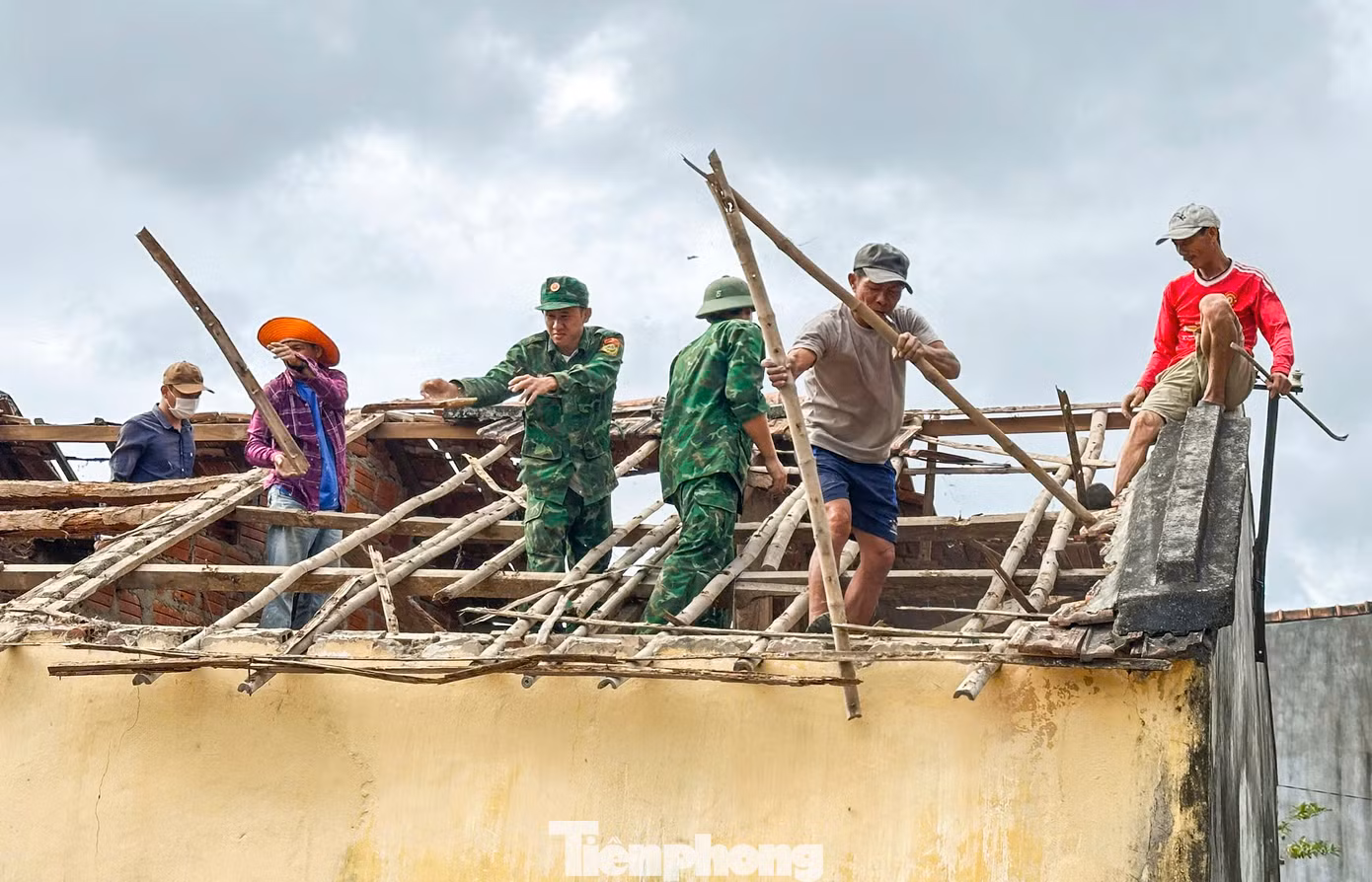 Bình Định huy động sức mạnh tổng lực của cả hệ thống chính trị tham gia xóa nhà tạm, nhà dột nát trên địa bàn. Thực hiện kế hoạch, trong năm 2025, số hộ nêu trên sẽ được tỉnh hỗ trợ. Trong đó, xây mới 2.731 hộ với mức hỗ trợ 60 triệu đồng/hộ, sửa chữa 1.711 hộ (mức hỗ trợ 30 triệu đồng/hộ). Tổng kinh phí hỗ trợ hơn 215 tỷ đồng.