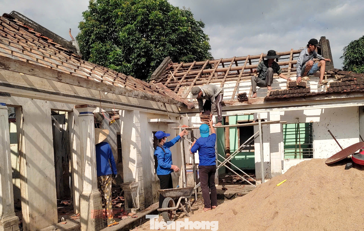 Phát huy vai trò của tổ chức Đoàn, tuổi trẻ Bình Định đã chung sức, tích cực tham gia thực hiện chương trình xóa nhà tạm, nhà dột nát trên địa bàn. Tỉnh Đoàn Bình Định giao chỉ tiêu 100% cơ sở đoàn toàn tỉnh đóng góp ít nhất 5.000 ngày công hỗ trợ xây dựng, sửa chữa nhà ở.