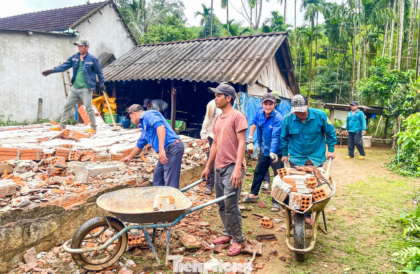 Bình Định cũng đã giao thời gian đối với việc xóa nhà tạm, dột nát cho từng địa phương thực hiện. Trong đó, thị xã An Nhơn và TP. Quy Nhơn hoàn thành chậm nhất trong tháng 3 năm nay. Các huyện Phù Cát, Tây Sơn hoàn thành trong tháng 4; huyện Tuy Phước, Phù Mỹ, Hoài Ân, Vân Canh, Vĩnh Thạnh, An Lão và thị xã Hoài Nhơn hoàn thành trong tháng 5.