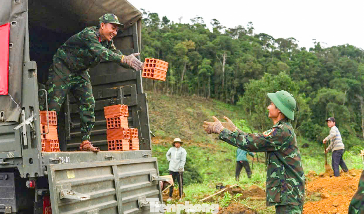 Cán bộ, chiến sĩ lực lượng vũ trang tỉnh Bình Định chung tay xóa nhà tạm, nhà dột nát.