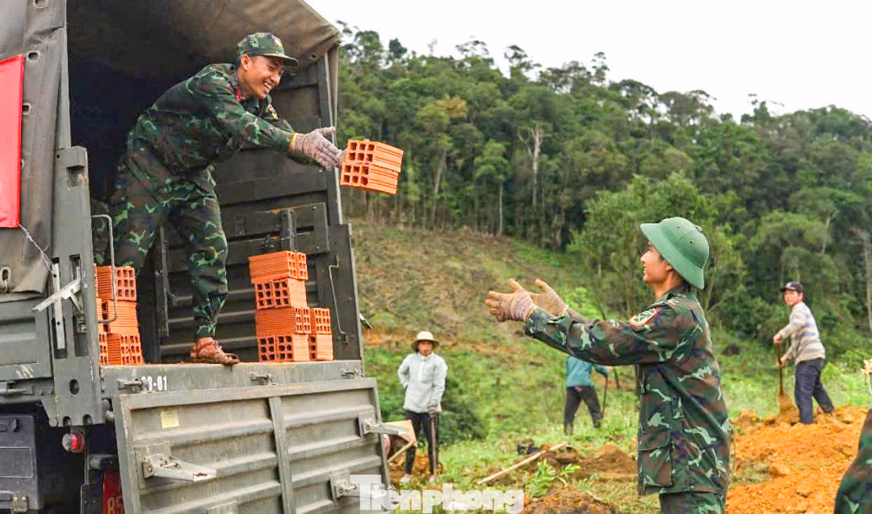 Cán bộ, chiến sĩ lực lượng vũ trang tỉnh Bình Định chung tay xóa nhà tạm, nhà dột nát.