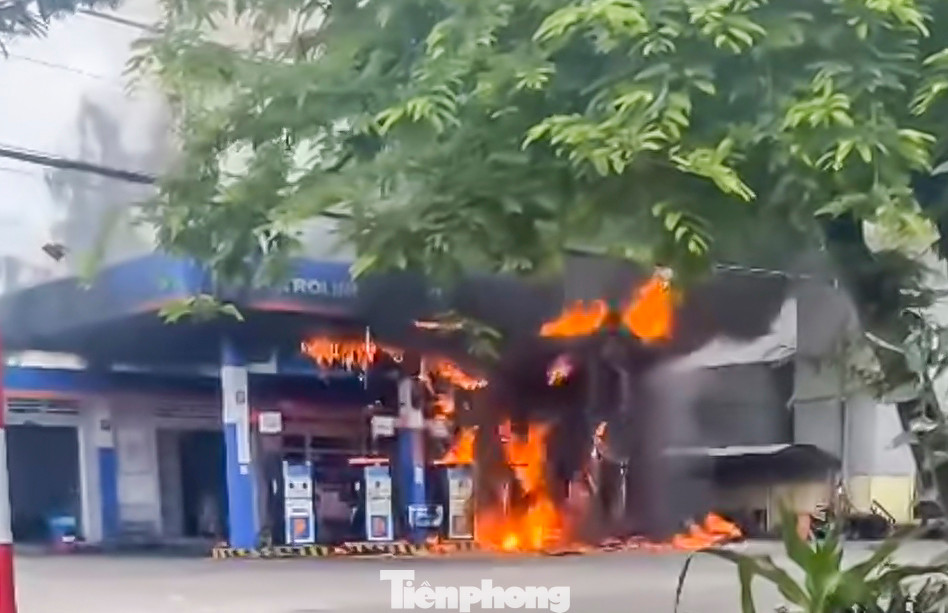 Ngọn lửa bùng phát dữ dội. Ảnh cắt từ clip