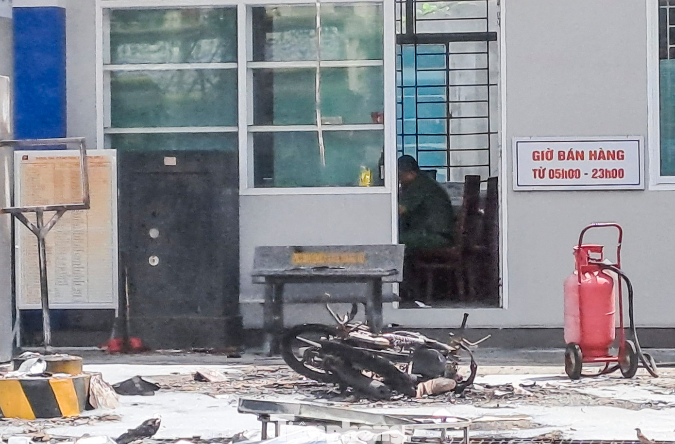 1 chiếc xe máy bị thiêu rụi. Ảnh: Trương Định