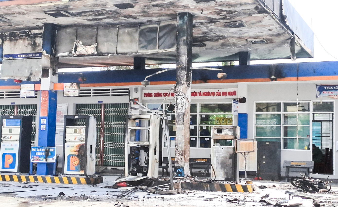 3 trụ cây xăng bị cháy xém, hư hỏng. Ảnh: Trương Định