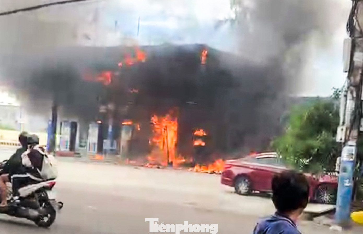 Cây xăng trên đường Trần Hưng Đạo, TP. Quy Nhơn bốc cháy dữ dội trong sáng 16/6. Ảnh cắt từ clip